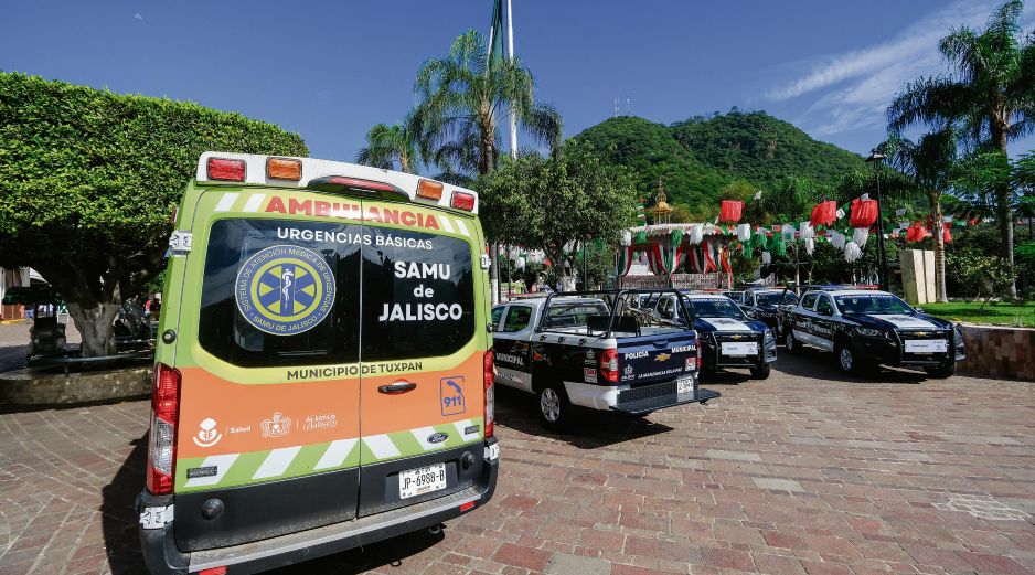 El Gobierno estatal entregó 19 patrullas y 12 ambulancias para reforzar los servicios de seguridad y salud. ESPECIAL