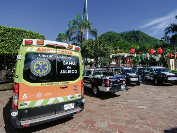 El Gobierno estatal entregó 19 patrullas y 12 ambulancias para reforzar los servicios de seguridad y salud. ESPECIAL