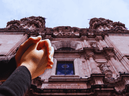 Cuando se evalúa la proporción de habitantes católicos respecto a la población total, el mapa religioso cambia drásticamente. ESPECIAL / CANVA