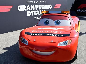 Las y los aficionados que asistan al Gran Premio de Italia también tendrán la oportunidad de comprar la colección de Disney y Pixar "Cars with Formula 1". EFE / D. Zeranno