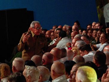 El líder cubano Raúl Castro pronuncia un discurso durante una gala que conmemora el centenario del nacimiento de su hermano Fidel Castro en el teatro Karl Marx de La Habana, Cuba, el jueves 13 de agosto de 2026. AP /Ramón Espinosa