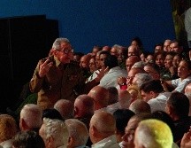 El líder cubano Raúl Castro pronuncia un discurso durante una gala que conmemora el centenario del nacimiento de su hermano Fidel Castro en el teatro Karl Marx de La Habana, Cuba, el jueves 13 de agosto de 2026. AP /Ramón Espinosa