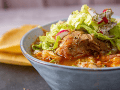 Descubre cuántas calorías tiene un plato de pozole, su valor nutricional y el ejercicio para quemar pozole exacto para mantener la figura en las fiestas patrias. ESPECIAL/Canva