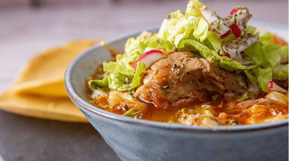 Descubre cuántas calorías tiene un plato de pozole, su valor nutricional y el ejercicio para quemar pozole exacto para mantener la figura en las fiestas patrias. ESPECIAL/Canva