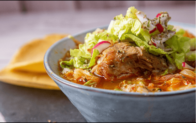Descubre cuántas calorías tiene un plato de pozole, su valor nutricional y el ejercicio para quemar pozole exacto para mantener la figura en las fiestas patrias. ESPECIAL/Canva