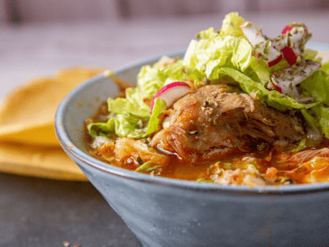 Descubre cuántas calorías tiene un plato de pozole, su valor nutricional y el ejercicio para quemar pozole exacto para mantener la figura en las fiestas patrias. ESPECIAL/Canva