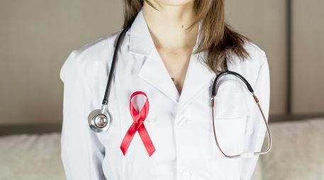 El informe se presentó en un contexto crítico para la salud pública en México, marcado por un preocupante incremento en los diagnósticos de cáncer de mama y marcadas brechas en la infraestructura médica regional. Unsplash