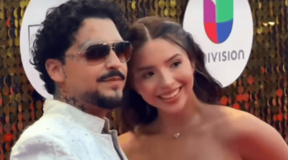 La pareja de cantantes del regional mexicano vistieron atuendos parecidos en color blanco y con terminados chiapanecos. ESPECIAL