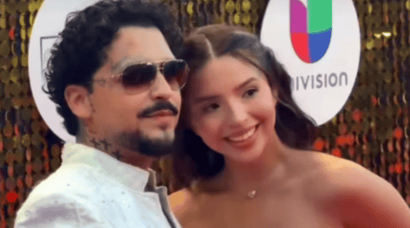 La pareja de cantantes del regional mexicano vistieron atuendos parecidos en color blanco y con terminados chiapanecos. ESPECIAL