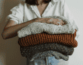 Septiembre de 2026 marca el regreso de los suéteres oversize, los cuellos polo y los tonos joya, aprende a lucir estas tendencias de otoño con estilo y comodidad. CANVA