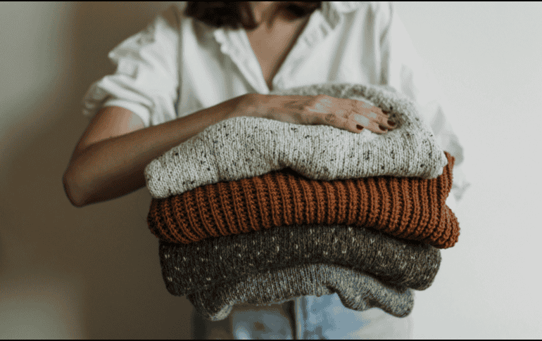 Septiembre de 2026 marca el regreso de los suéteres oversize, los cuellos polo y los tonos joya, aprende a lucir estas tendencias de otoño con estilo y comodidad. CANVA