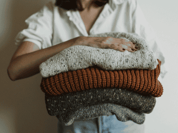 Septiembre de 2026 marca el regreso de los suéteres oversize, los cuellos polo y los tonos joya, aprende a lucir estas tendencias de otoño con estilo y comodidad. CANVA