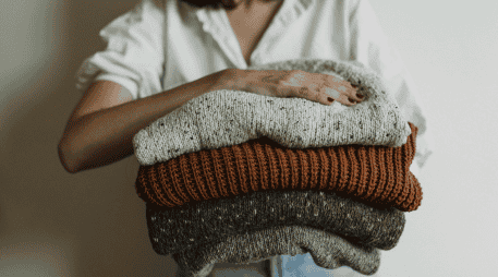 Septiembre de 2026 marca el regreso de los suéteres oversize, los cuellos polo y los tonos joya, aprende a lucir estas tendencias de otoño con estilo y comodidad. CANVA