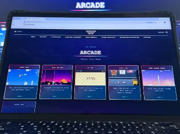 Una colección de cinco videojuegos de baja resolución que promueven distintos aspectos de la agenda del presidente Donald Trump. AP / J. ELSWICK