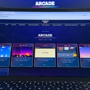 Una colección de cinco videojuegos de baja resolución que promueven distintos aspectos de la agenda del presidente Donald Trump. AP / J. ELSWICK