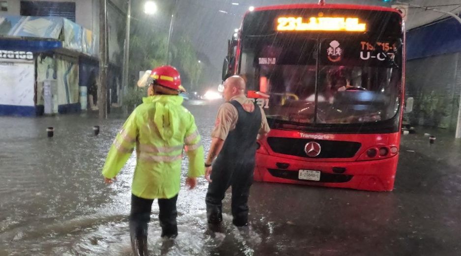 Diversas zonas de Guadalajara registraron afectaciones por la tormenta de este jueves. ESPECIAL/Bomberos de Guadalajara