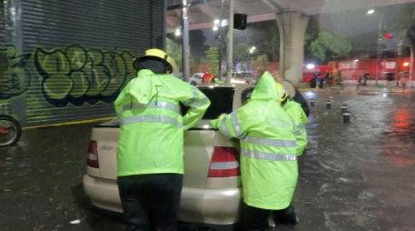 La lluvia dejó a decenas de automovilistas y pasajeros en situaciones de riesgo durante varias horas. ESPECIAL/Bomberos de Guadalajara
