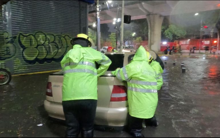 La lluvia dejó a decenas de automovilistas y pasajeros en situaciones de riesgo durante varias horas. ESPECIAL/Bomberos de Guadalajara