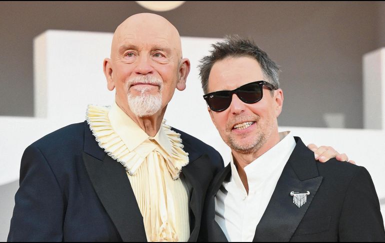 John Malkovich y Sam Rockwell. Los protagonistas de la cinta “Wild Horse Nine” posan desde la alfombra roja de la Mostra de Venecia. AFP