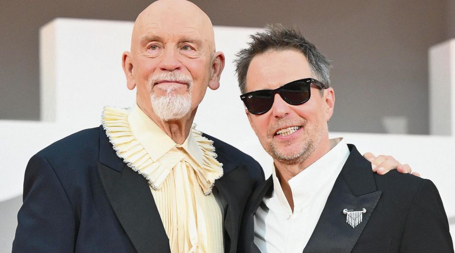 John Malkovich y Sam Rockwell. Los protagonistas de la cinta “Wild Horse Nine” posan desde la alfombra roja de la Mostra de Venecia. AFP