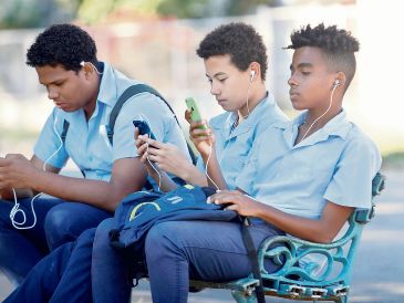 La SEP busca inhibir el uso de estos dispositivos en los planteles de educación primaria y secundaria. EFE