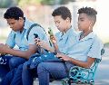 La SEP busca inhibir el uso de estos dispositivos en los planteles de educación primaria y secundaria. EFE
