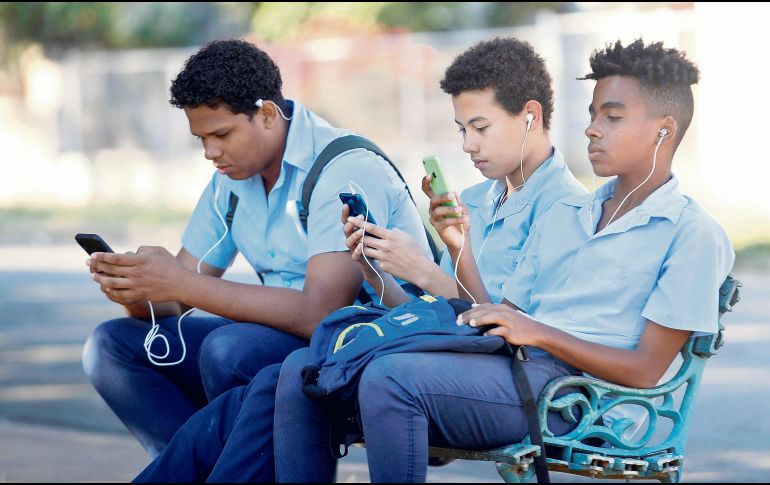 La SEP busca inhibir el uso de estos dispositivos en los planteles de educación primaria y secundaria. EFE