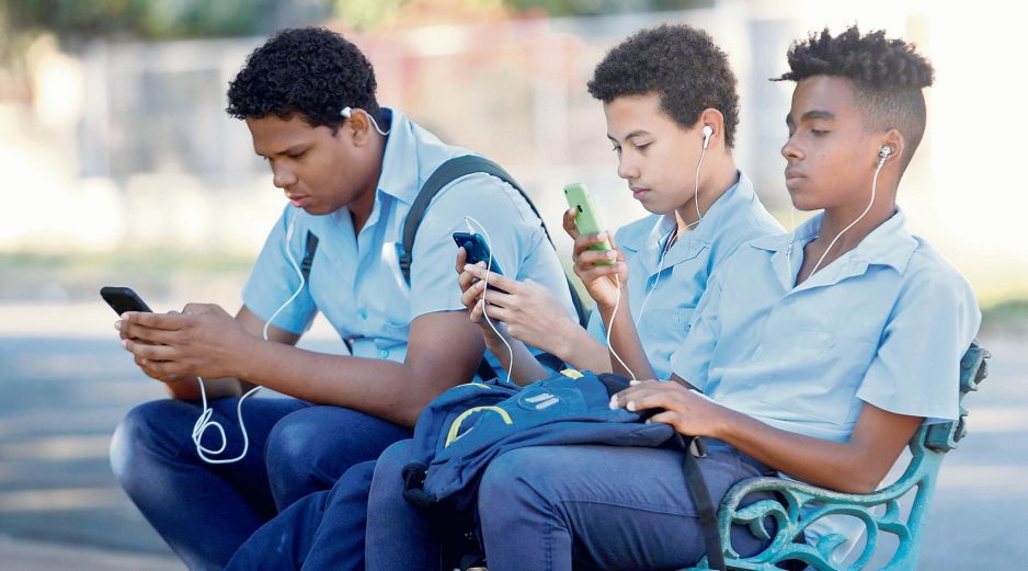 La SEP busca inhibir el uso de estos dispositivos en los planteles de educación primaria y secundaria. EFE