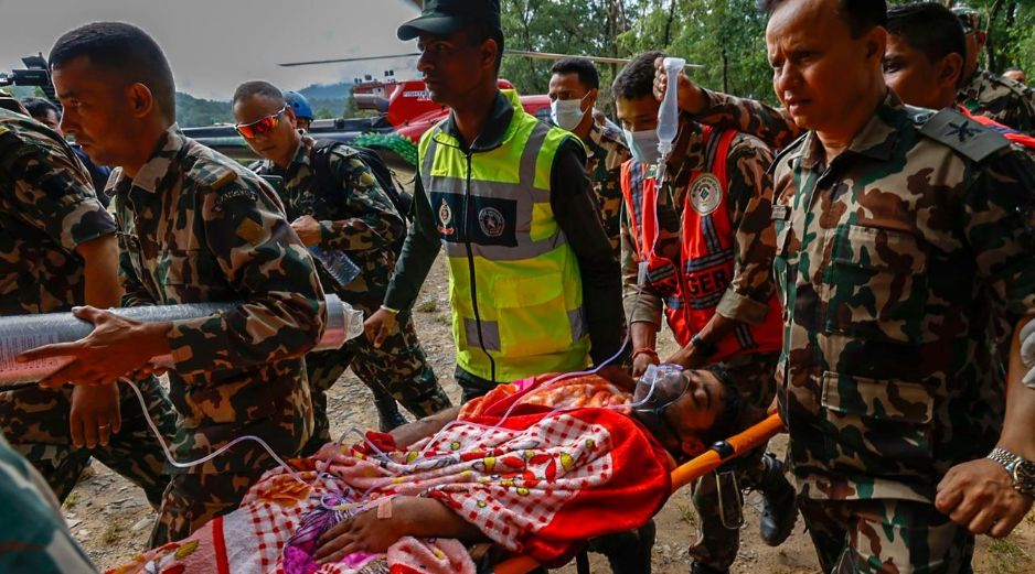 La actualización de las cifras coincidió con un hilo de esperanza debido a que equipos de emergencia lograron rescatar con vida a dos empleados que quedaron atrapados. EFE/EPA/N. Shrestha