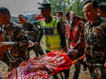 La actualización de las cifras coincidió con un hilo de esperanza debido a que equipos de emergencia lograron rescatar con vida a dos empleados que quedaron atrapados. EFE/EPA/N. Shrestha
