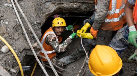 Equipos de rescate del ejército nepalí buscan sobrevivientes en un túnel del proyecto hidroeléctrico Trishuli-3A tras las inundaciones repentinas en el distrito de Rasuwa, Nepal, el 4 de septiembre de 2026. EFE/N. SHRESTHA