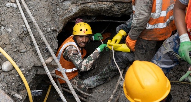Qué dificulta la búsqueda en túneles de 900 trabajadores desaparecidos tras riada en Nepal?
