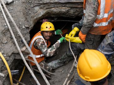Equipos de rescate del ejército nepalí buscan sobrevivientes en un túnel del proyecto hidroeléctrico Trishuli-3A tras las inundaciones repentinas en el distrito de Rasuwa, Nepal, el 4 de septiembre de 2026. EFE/N. SHRESTHA