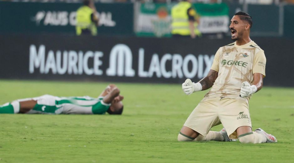Mbappé tuvo una nueva oportunidad para anotar pero Álvaro Valles se convirtió en la figura tapando el disparo del francés. EFE / J. VIDAL