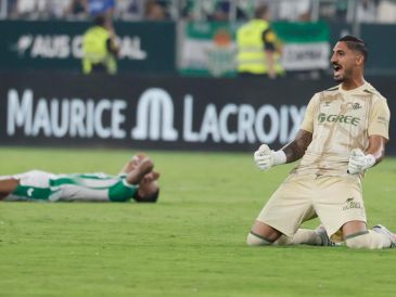 Mbappé tuvo una nueva oportunidad para anotar pero Álvaro Valles se convirtió en la figura tapando el disparo del francés. EFE / J. VIDAL