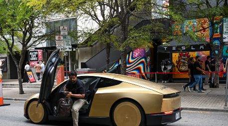 El Cybercab no tiene volante, pedal de freno ni espejos, lo que ya comenzó a acarrearle problemas sobre todo legislativos. AFP/R. SCHEMIDT