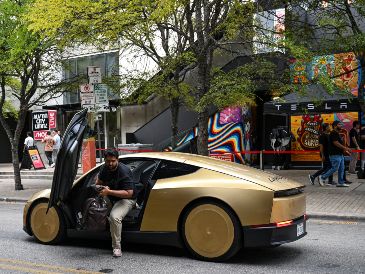 El Cybercab no tiene volante, pedal de freno ni espejos, lo que ya comenzó a acarrearle problemas sobre todo legislativos. AFP/R. SCHEMIDT
