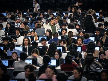 El examen de la UNAM se aplicará presencialmente mediante dispositivos electrónicos precargados y en distintas sedes del país y del extranjero. AFP/C. de Souza