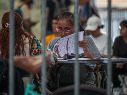 Adultos mayores y personas con discapacidad ya pueden tramitar la nueva Credencial del Servicio Universal de Salud en los Módulos Bienestar. EL INFORMADOR/ARCHIVO