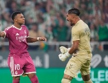 Kylian Mbappe se lamenta luego de que su penal fue atajado por Álvaro Valles. AP /J. BRETON