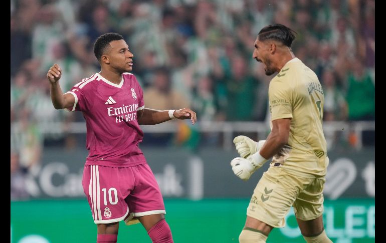 Kylian Mbappe se lamenta luego de que su penal fue atajado por Álvaro Valles. AP /J. BRETON