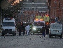 Personal medico atiende en la zona de explosión registrada en un cuartel militar en Viacha, Bolivia. EFE/ STR