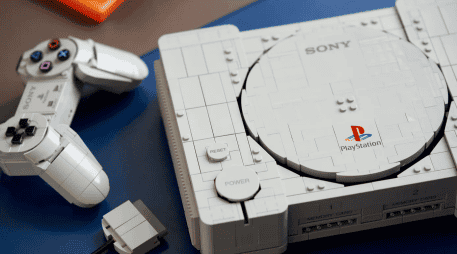 Al abrir la consola aparecen dos pequeños dioramas inspirados en juegos que hicieron historia en la primera PlayStation. PLAYSTATION