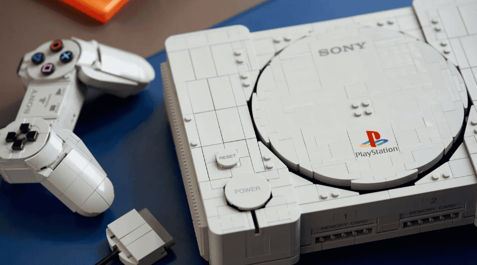 Al abrir la consola aparecen dos pequeños dioramas inspirados en juegos que hicieron historia en la primera PlayStation. PLAYSTATION