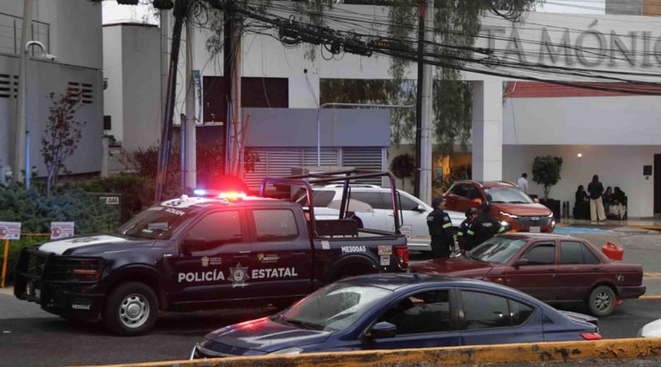 Exterior de la funeraria Gayosso Santa Mónica, donde es velado Jonathan Melendez, quien fuera tecladista de la banda Camilo Séptimo, junto con su esposa e hija SUN/C. Mejía