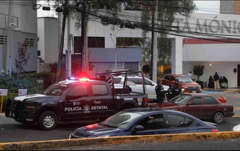 Exterior de la funeraria Gayosso Santa Mónica, donde es velado Jonathan Melendez, quien fuera tecladista de la banda Camilo Séptimo, junto con su esposa e hija SUN/C. Mejía