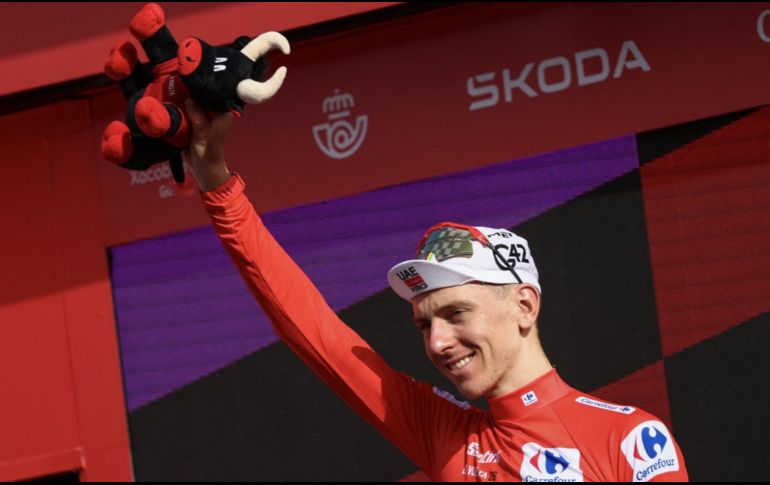 Tadej Pogačar durante su participación en la Vuelta a España, antes de la caída que puso fin a su temporada 2026. AFP / J. Lago