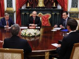 El presidente de Rusia, Vladímir Putin, participa en una reunión con los emisarios de la Casa Blanca, Steve Witkoff y Jared Kushner. EFE/M. Metzel