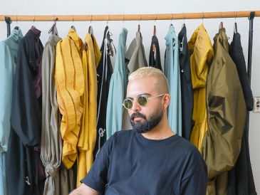 La colección de aniversario de Jacobo Sin A presenta una paleta cromática donde dominan el negro, el marfil, el violeta, el verde oliva y el amarillo. EL INFORMADOR/A. Navarro