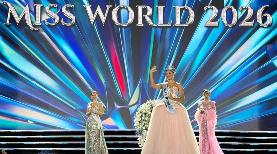 La docente y comunicadora dominicana Joheirry Mola saluda al ganar la corona de Miss Mundo 2026. EFE/H. Pereira